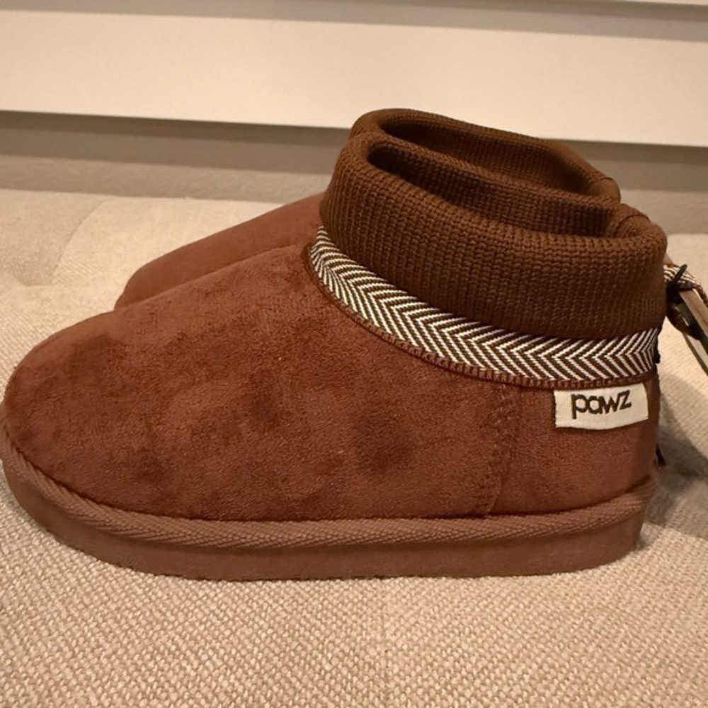 NWT PAWZ brown slippers size 9/10 (3-4 years)